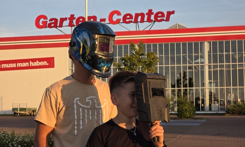 Steffen Börner und Linus setzen auf Schweißerschutz, um die Sonnenfinsternis gefahrlos zu betrachten.