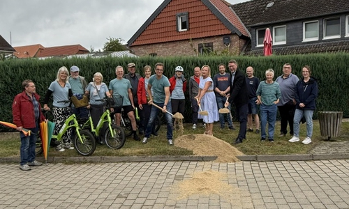 Mitglieder des Vereins Elm Mobil e.V, am Spaten: Volker Kremer (Vorsitzender Elm Mobil e.V.), Dunja Kreiser (Bürgermeisterin), Marco Kelb (Samtgemeindebürgermeister), Samtgemeindemitarbeiter, ausführende Firma Stephan Hinz, Ratsmitglieder: Christiane Wagner-Judith, Gerd Bartschies-Franke, Karsten Wolff, Bauamt: Julia Bodenhagen.
