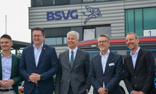 BSVG-Aufsichtsratsvorsitzender Claas Merfort (von links), Oberbürgermeister Thorsten Kornblum, Bundesverkehrsminister Steffen Bilger, BSVG-Geschäftsführer Frank Brandt und Carsten Sieloff von der LNVG würdigten gemeinsam die Elektrifizierung der BSVG-Busflotte und den abgeschlossenen Komplett-Umbau des Busbetriebshofs. 