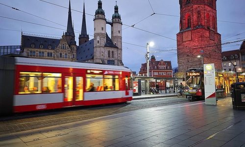 Straßenbahn auf dem Marktplatz in Halle (Saale) (Archiv)