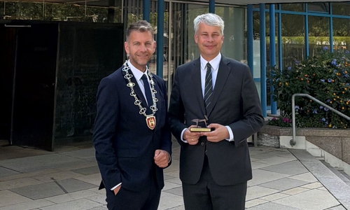 Bundesverkehrsminister Steffen Bilger (re.) mit Oberbürgermeister Dennis Weilmann vor dem Wolfsburger Rathaus.
