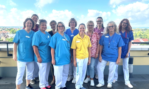 Das Team (von links): Astrid Buttler, Pflegefachfrau, Jennifer Meinardus, Ergotherapie, Irene Safonow, Pflegefachkraft, Malgorzata Hoffmann, Entlassmanagement, Nadine Steinadler, Stationsleitung, Dr. med. Christine Germer, Chefärztin, Julia Bergmann, Physiotherapeutin, Birka Zimmermann, Verwaltung, Anja Klaes, Kunsttherapeutin, Dagmar Donath, Oberärztin, Kateryna Moldovan, Oberärztin