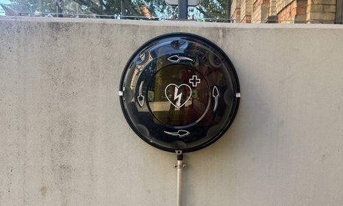 Am Bürgerzentrum in Vechelde hängt nun ein Defibrillator.
