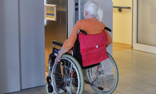 Alte Frau in einem Pflegeheim (Archiv)