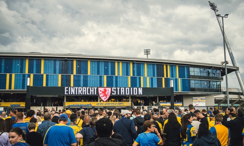 Das Stadionschild am Haupteingang des EINTRACHT-STADIONs wurde eingeweiht.