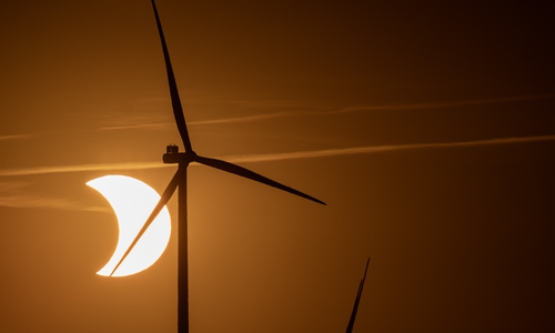 Die Windräder boten eine spannende Kulisse für die Sonnenfinsternis.