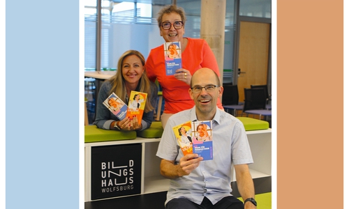 Frisch erschienen: das neue Semesterprogramm des Bildungshauses Wolfsburg. Bildungshausleiter Björn Bertram freut sich auf Teilnehmer in der Volkshochschule und Besucher in der Stadtbibliothek. 