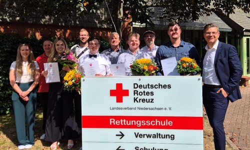 Erfolgreicher Abschluss beim DRK-Rettungsdienst Wolfenbüttel: Im Vordergrund (v. l.) Praxisanleiterin Angelina Antoine, die frisch ausgebildeten Notfallsanitäter Josie Piechatzek, Manuel Knigge, Justus Wigmann und André Buchholz sowie Geschäftsführer Björn Försterling. Dahinter (v. l.) die Praxisanleiter Stefan Trampenau, Gian Luca Procarelli und André Schulze sowie Rettungsdienstleiter Peter Jörgensen.