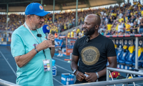 Gerd-Ulrich Hartmann, Vorstand der Kroschke Kinderstiftung, mit Eintracht-Legende Domi Kumbela.