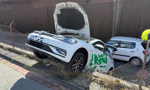 Das Auto stürzte eine Mauer hinab.