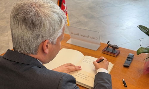 Steffen Bilger beim Eintrag ins Goldene Buch der Stadt.