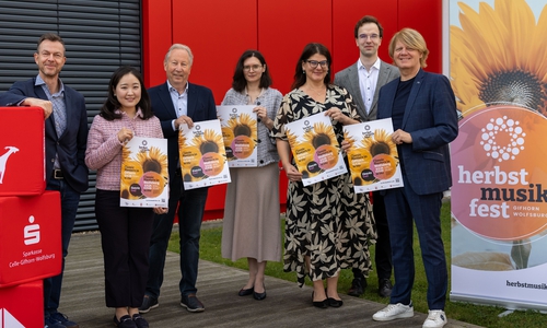 Gemeinsam junge Talente fördern: Lutz Bachmann mit Séverine Kim, Dr. Klaus Meister und Rada Petrovic-Lukic, Jennifer Kappe, Knut Hanßen sowie Matthias Klingebiel.