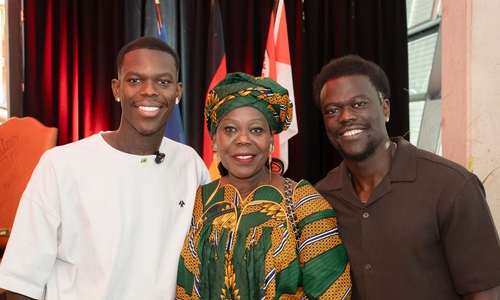 Die Familie ist das Wichtigste: Dennis Schröder (links) mit seiner Mutter Fatou und Bruder Che.