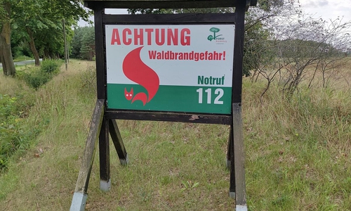 Hinweis auf Waldbrandgefahr (Archiv)