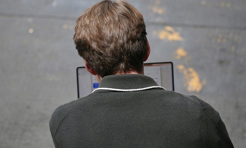 Mann mit Laptop (Archiv)