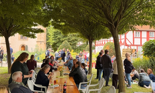 Nach dem Gottesdienst ging es in die Baumkirche zu Bratwurst, Gesprächen und Spielen.