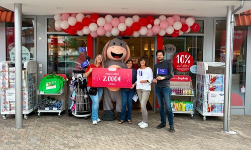 Große Freude über die Unterstützung für den FIPS e.V. in Ilsede: Peggy Eckerlebe (Rossmann Filialleitung), Martina Stelter (Geschäftsführerin FIPS e.V.), Heike Herrmann (Leitung des Wohnheims Ilsede) und Mirko Busack (FIPS e.V.) (v. li.).