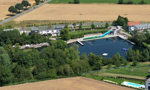Das Schwimmbad aus der Vogelperspektive.