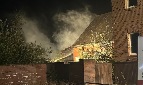 Am Freitagabend wurde die Feuerwehr zu einem Brandeinsatz in die Lindenstraße nach Knesebeck alarmiert. 