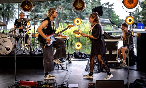 Gitarre, Bass, Keyboard und Schlagzeug gaben Paula Carolinas deutschsprachigem Indie-Pop live ordentlich Druck.