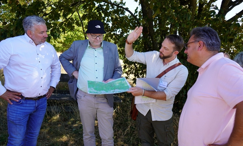 Niedersachsens Umweltminister Christian Meyer (2. von links) gemeinsam mit Goslars Erstem Kreisrat Frank Dreßler (links), Karl Könecke (Geschäftsführer des Landschaftspflegeverbandes Goslar e.V.) und Braunlages Bürgermeister Wolfgang Langer beim Besuch der Bergwiesen in Hohegeiß.