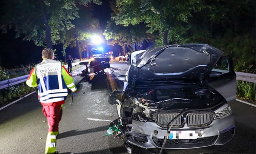 Der BMW wurde massiv beschädigt.