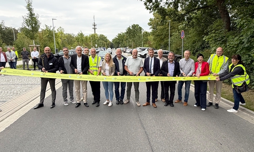 Oberbürgermeister Dennis Weilmann und Erster Stadtrat und Stadtbaurat Kai-Uwe Hirschheide mit Vertreter*innen von Stadt, Klinikum und Politik beim symbolischen Durchschneiden des Bandes.