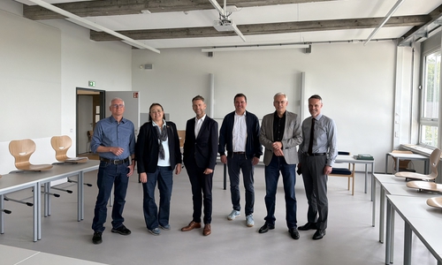Besichtigten die neuen Räumlichkeiten des THG: Oberbürgermeister Dennis Weilmann (3. v. l.) und Kai-Uwe Hirschheide, Erster Stadtrat und Stadtbaurat (2. v. r.). 