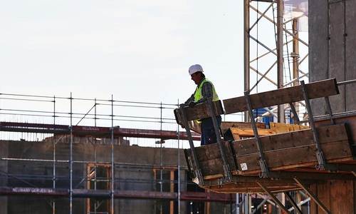 Bauarbeiter auf einer Baustelle (Archiv)