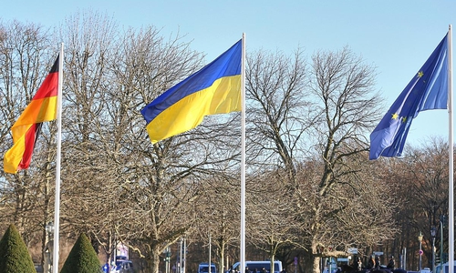 Fahnen von Deutschland, Ukraine und der EU (Archiv)