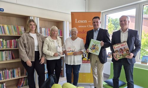 Wie an der Adam-Riese-Schule sollen künftig Lesepatinnen und -paten an weiteren städtischen Schulen Kinder beim Lesen lernen unterstützen. Darüber tauschten sich heute u.a. Annette Polonyi (2.v.l.), 1. Vorsitzende des Vereins Lesementor Isenbüttel e.V., Bürgermeister Matthias Nerlich (2.v.r.) und Heiko Winkelmann (r.), Rektor der Adam-Riese-Schule, aus.