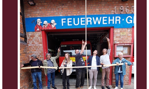 Die Destedter Grünen zeigen, dass das zukünftige Feuerwehrauto nicht in die Garage passen wird, v.l.: Giovanni Guarascio, Ortsbürgermeister Diethelm Krause-Hotopp, Annalena Mette, Markus Diedrich, Ulrik Beilke, Christian Rothe-Auschra und Stefanie Barz.