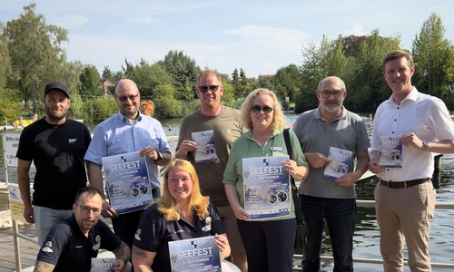 Falk Selz (Fußweg- und Flächenreinigung Selz e. K.), Carsten Clemens (Autohaus Wolfenbüttel), Jan Sturm (WSV 21), Verena Steiner (Stadtwerke Wolfenbüttel), Sven Volkers (Stiftung Zukunftsfonds Asse), Leon Bischoff (WSV 21) Vorne v.l.nr.: Marcin Specht (Julia Specht Sanitär- und Heizungstechnik), Julia Specht (Julia Specht Sanitär- und Heizungstechnik)