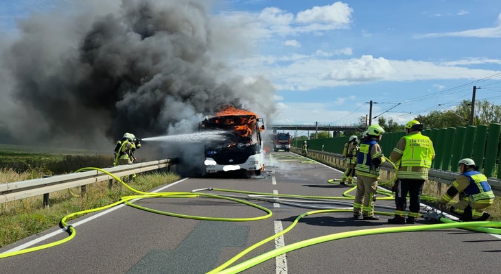 Schock auf der B188 bei Wolfsburg: Linienbus geht in Flammen auf