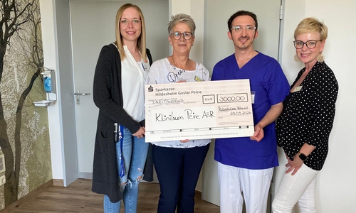 Saskia Lappe, Teamleitung Pflege Station F.04 und C.02, Martina Hohmann, 1. Vorsitzende PalliativNetz Peine e.V., Dr. Senol Gültepe, Chefarzt der Klinik für Gastroenterologie und Allgemeine Innere Medizin, und Joana Vogt, Geschäftsführung PalliativNetz Peine Organisationsgesellschaft mbH (v. li.).