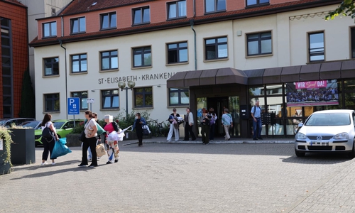 Vor dem Krankenhaus herrschte am Montagvormittag reger Betrieb.