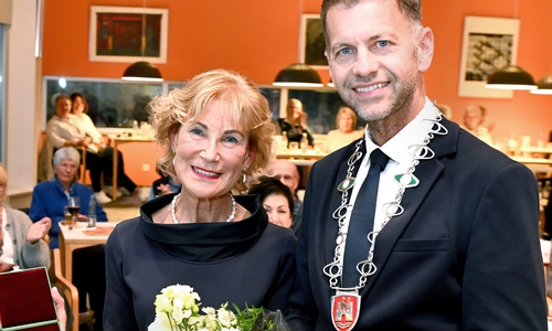 Oberbürgermeister Dennis Weilmann zeichnet Angelika Dorothea Frenzel mit der Stadtplakette aus. 