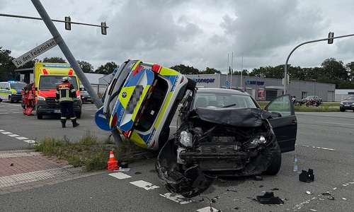 Der Streifenwagen kam zwischen einer Straßenlaterne und dem weiteren Unfallfahrzeug zum Stillstand.   (Archiv)