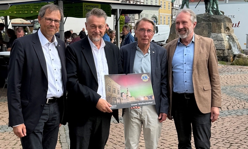 Knut Foraita, Bürgermeister Ivica Lukanic, Jörg Emmert und Martin Geißler bei der Übergabe.