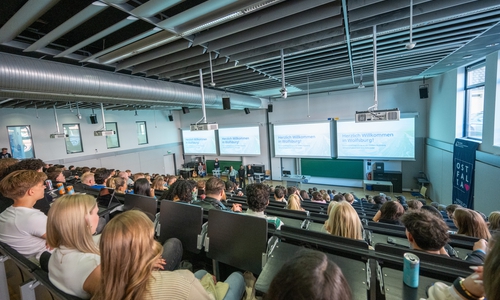 Blick in den Hörsaal bei der Erstsemesterbegrüßung am Campus Wolfsburg der Ostfalia Hochschule.