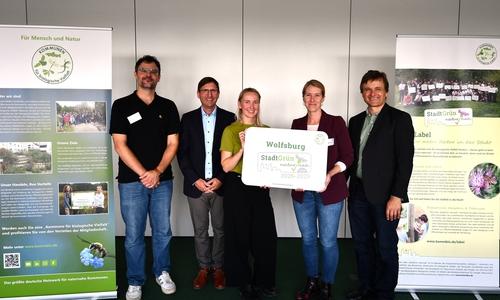Nahmen das Silber-Label entgegen: Stefanie Jäger-Wilke (Leiterin des Geschäftsbereiches Grün, zweite von rechts) und Sabine Krüger (Geschäftsbereich Grün, dritte von links). Mit dabei Alexander Pelzel (Fachreferent Kommbio, links), Dr. Uwe Messer (Fachreferent Kommbio, zweiter von links) und Robert Spreter (Geschäftsführer Kommbio, rechts). 
