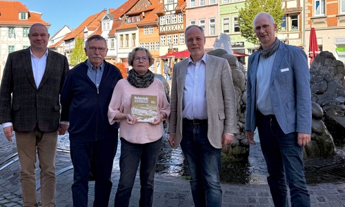 Susanne Weihmann mit v. l. Bürgermeister Wittich Schobert, Jochen Weihmann, Erster Stadtrat Henning Konrad Otto, stellvertr. Fachbereichsleiter Kultur und Tourismus Holger Becker