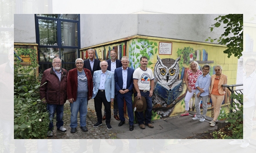 Gruppenbild vor der Außenfassade (v. l. Werner Müller (Ortsbürgermeister), Muzaffer Perik (Ratsherr SPD), Jan Erik Bohling (zuständiger Stadtrat), Hans Verstegen (stellv. Ortsbürgermeister), Michael Tacke (Stadtbaurat), Oberbürgermeister Frank Klingebiel, Ronny Knorr, Barbara Henning (Stadtbibliothek), Sylvia Fiedler (Leiterin der Stadtbibliothek) und Karin Verstegen (1. Vorsitzende der Bibliotheksgesellschaft).