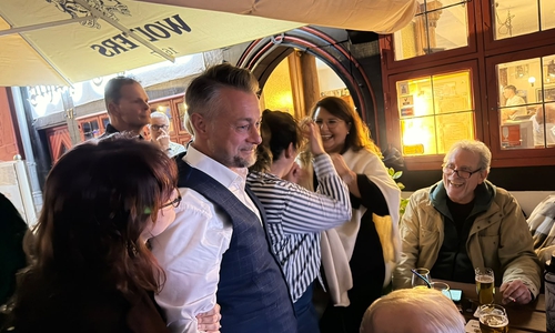 Ivica Lukanic ist völlig überrascht vom eigenen Wahlerfolg. Gespannt verfolgt er die Zwischenergebnisse.
