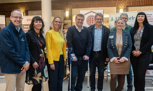 Machen sich gemeinsam ein Bild von der Messe (von links): Oliver Witzorky (Schulleiter BBS 1 Am Stadtgarten), Jana Schumann (Koordinierungsstelle Übergang Schule – Beruf des Landkreises Goslar), Manuela Bäumler (BBS Bad Harzburg, stellvertretend für Schulleiter Jens Büsing), Landrat Dr. Alexander Saipa, Otto Markus Brinckmann (Schulleiter BBS Goslar-Baßgeige/Seesen), Anne-Katrin Göbel (Koordinierungsstelle Übergang Schule – Beruf des Landkreises Goslar) und Susanne Kohlert-Schildt (Bereichsleiterin Agentur für Arbeit Braunschweig-Goslar).