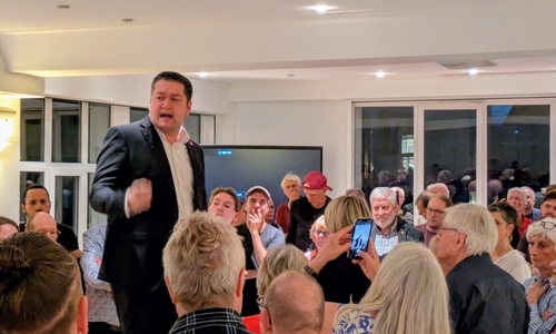 Bei der SPD in Braunschweig herrscht bereits Partystimmung – Amtsinhaber Thorsten Kornblum liegt uneinholbar vorne.