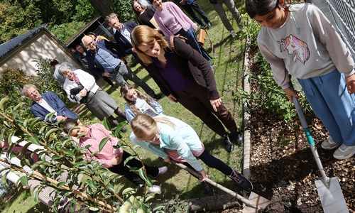 Gemeinsam wurde ein Baum gepflanzt.