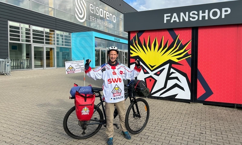 Sven Glaß kurz vor seiner Abfahrt nach Krefeld an der Eisarena Bremerhaven.