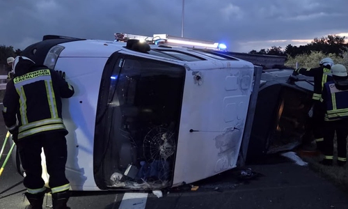 Ein Transporter kippte auf die Seite.