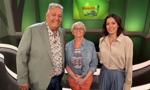 Nach der Sendung gab es noch ein Erinnerungsfoto mit den Moderatoren Michael Thürnau und Jule Gölsdorf (re.).